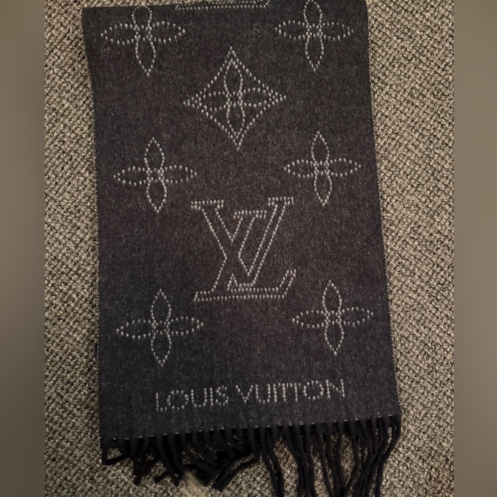 Louis Vuitton BRAND NEW WITH BOX Mahina Noir Scarf